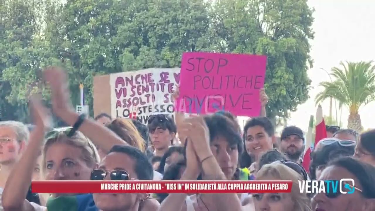 Marche Pride, flash mob del bacio in solidarietà alla coppia gay aggredita