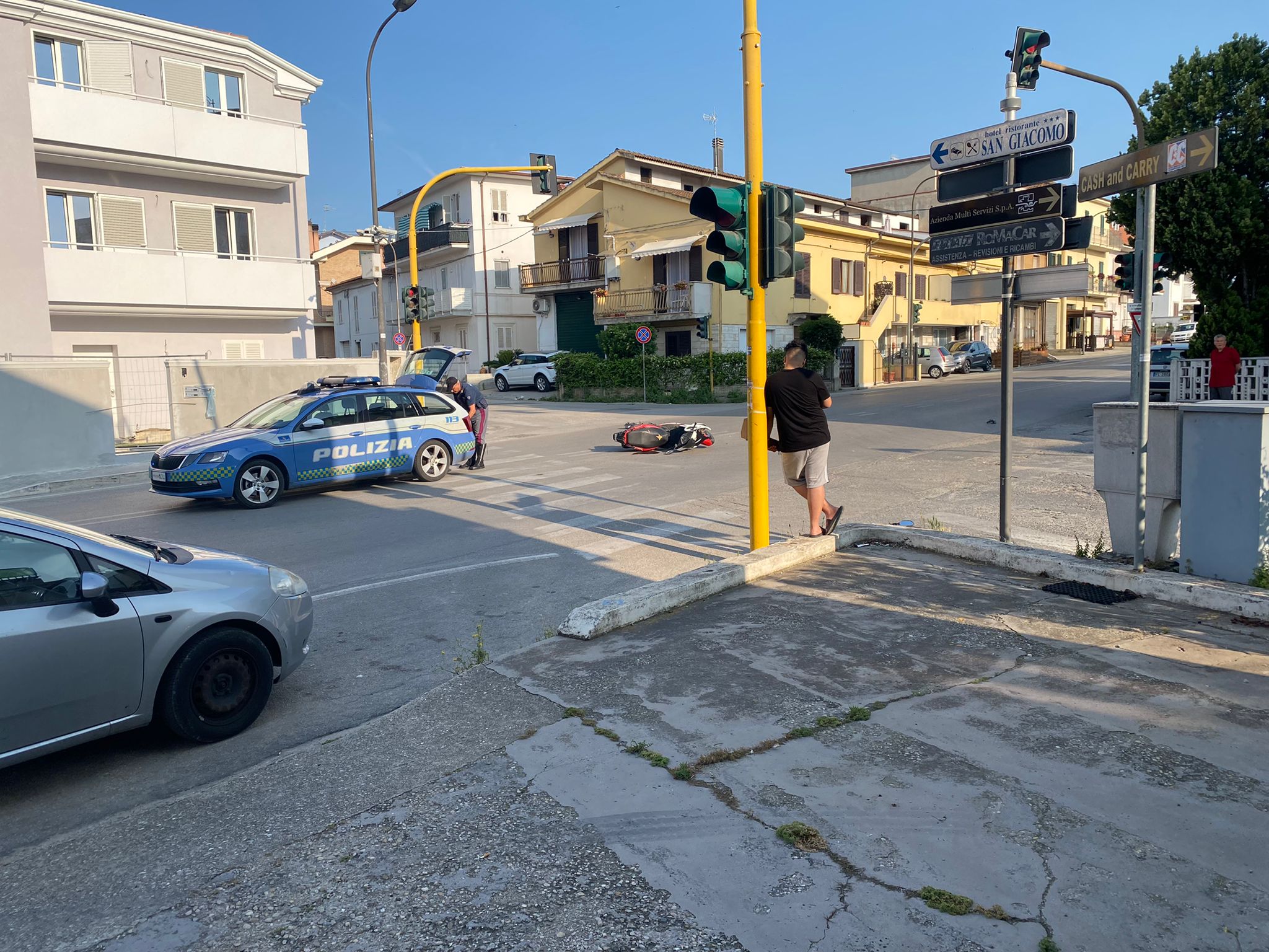 San Benedetto, scooter a terra sulla Ss16: ragazza trasportata al pronto soccorso