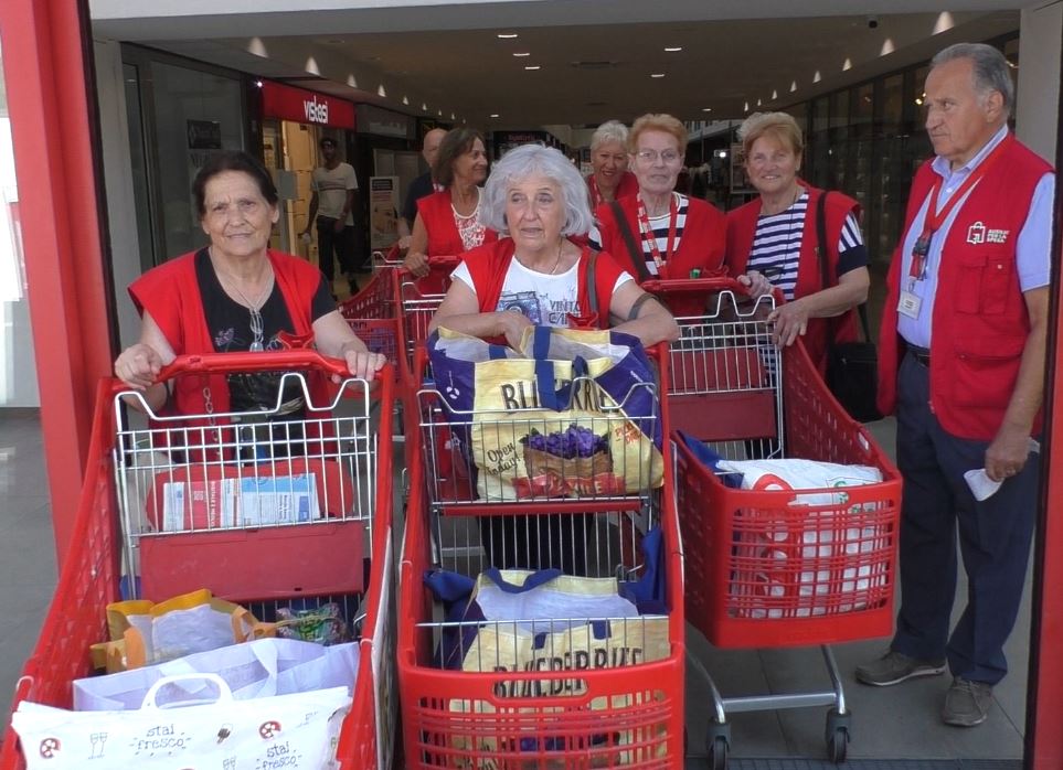 Pesaro – Caldo record, i volontari portano la spesa a domicilio agli anziani