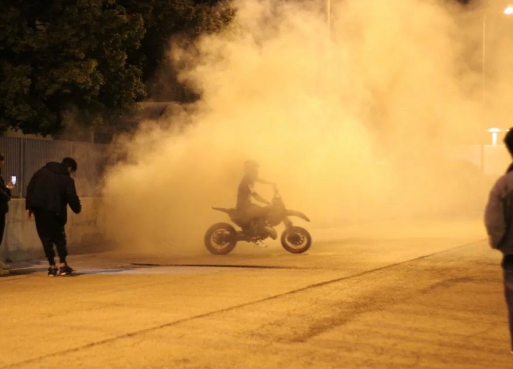 Colli al Metauro – Minorenni e neopatentati si radunano per filmare manovre spericolate con auto e moto, “blitz” delle forze dell’ordine