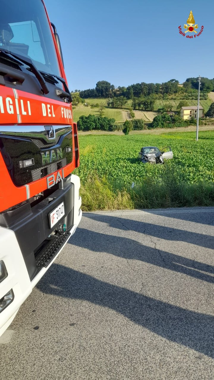 Loreto – Incidente tra due vetture, auto finisce nel fossato