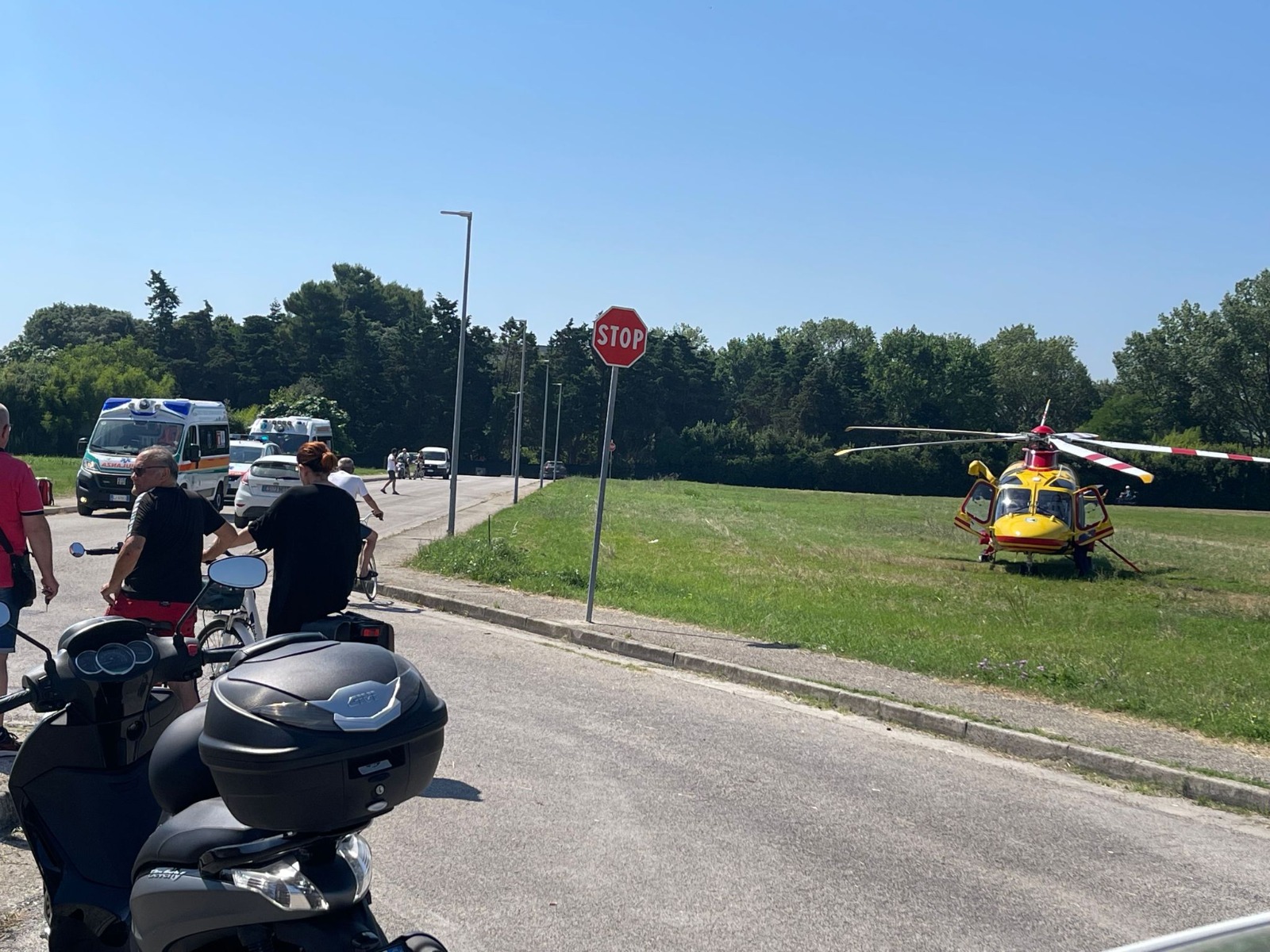 Porto Potenza – Scontro moto bicicletta sulla Ss16: ciclista elitrasportato al Torrette in gravi condizioni