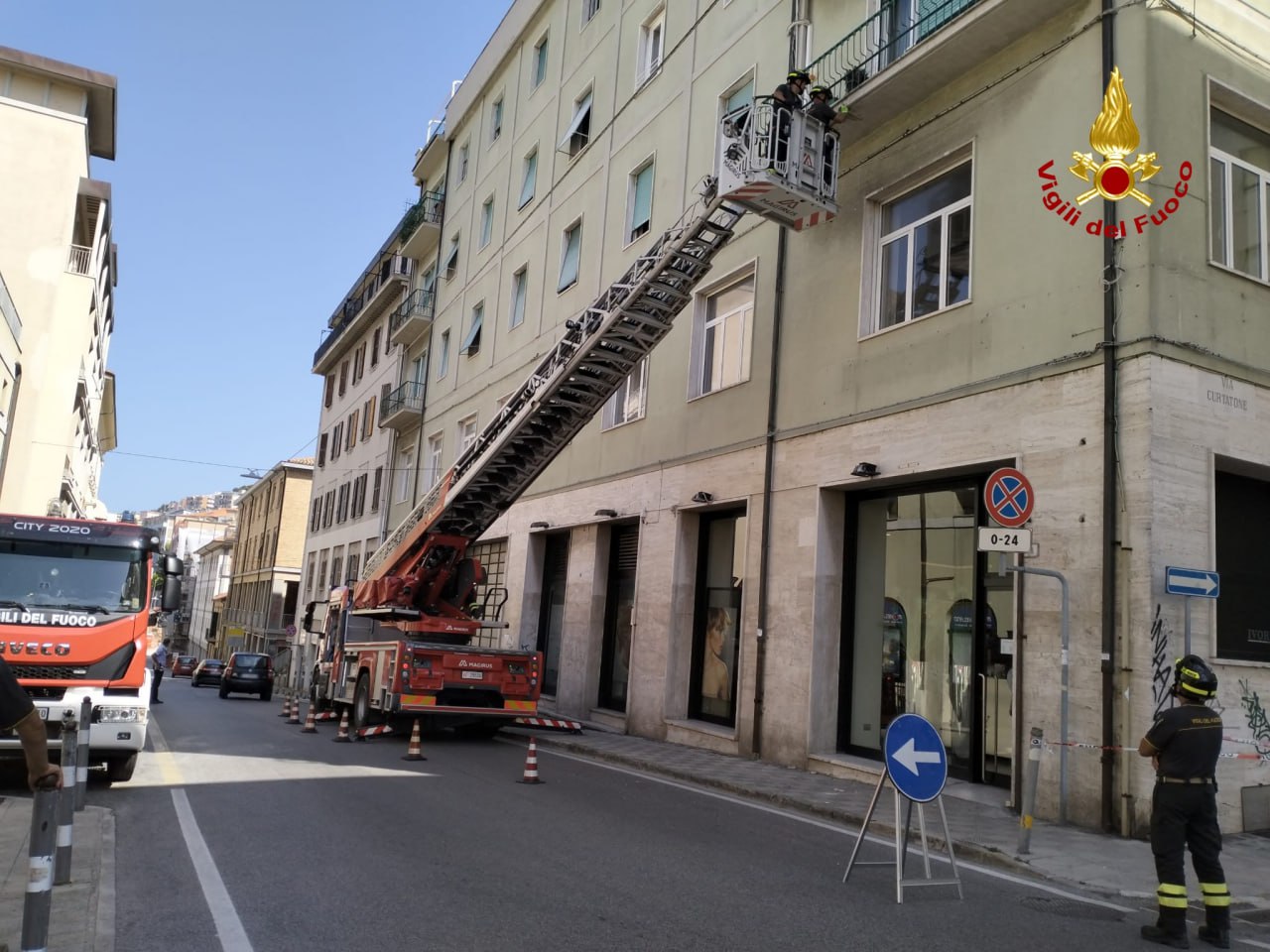Ancona – Calcinacci da balconi ammalorati: Vigili del Fuoco al lavoro