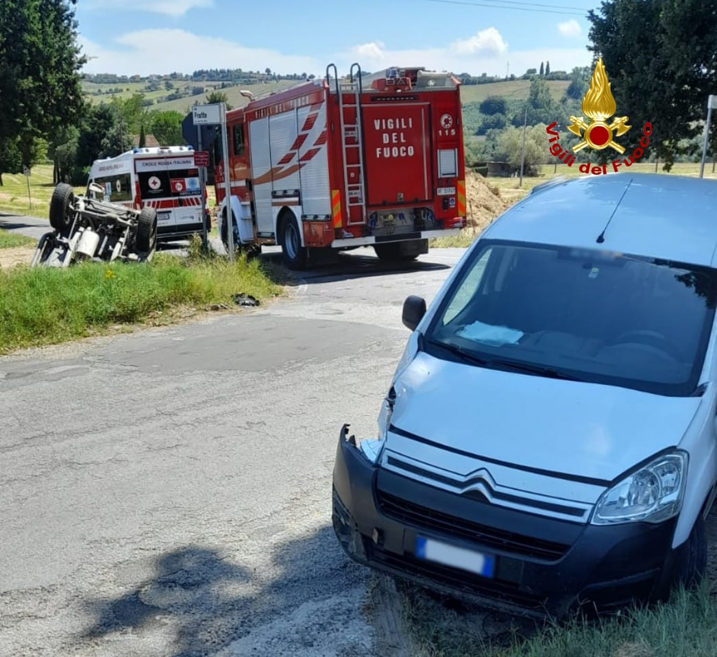 Osimo – Incidente stradale, un’auto si ribalta