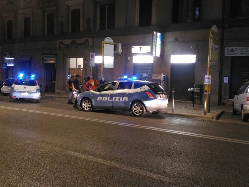 Ancona – Aggredisce fidanzata sull’autobus, arriva polizia