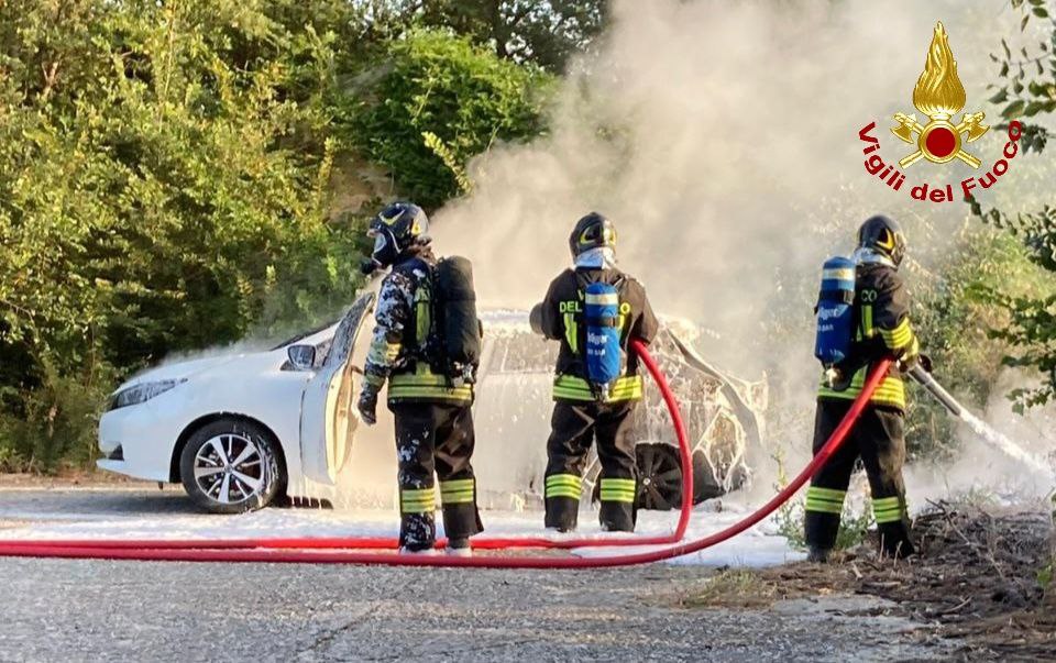 Treia – In fiamme auto, intervengono i vigili del fuoco