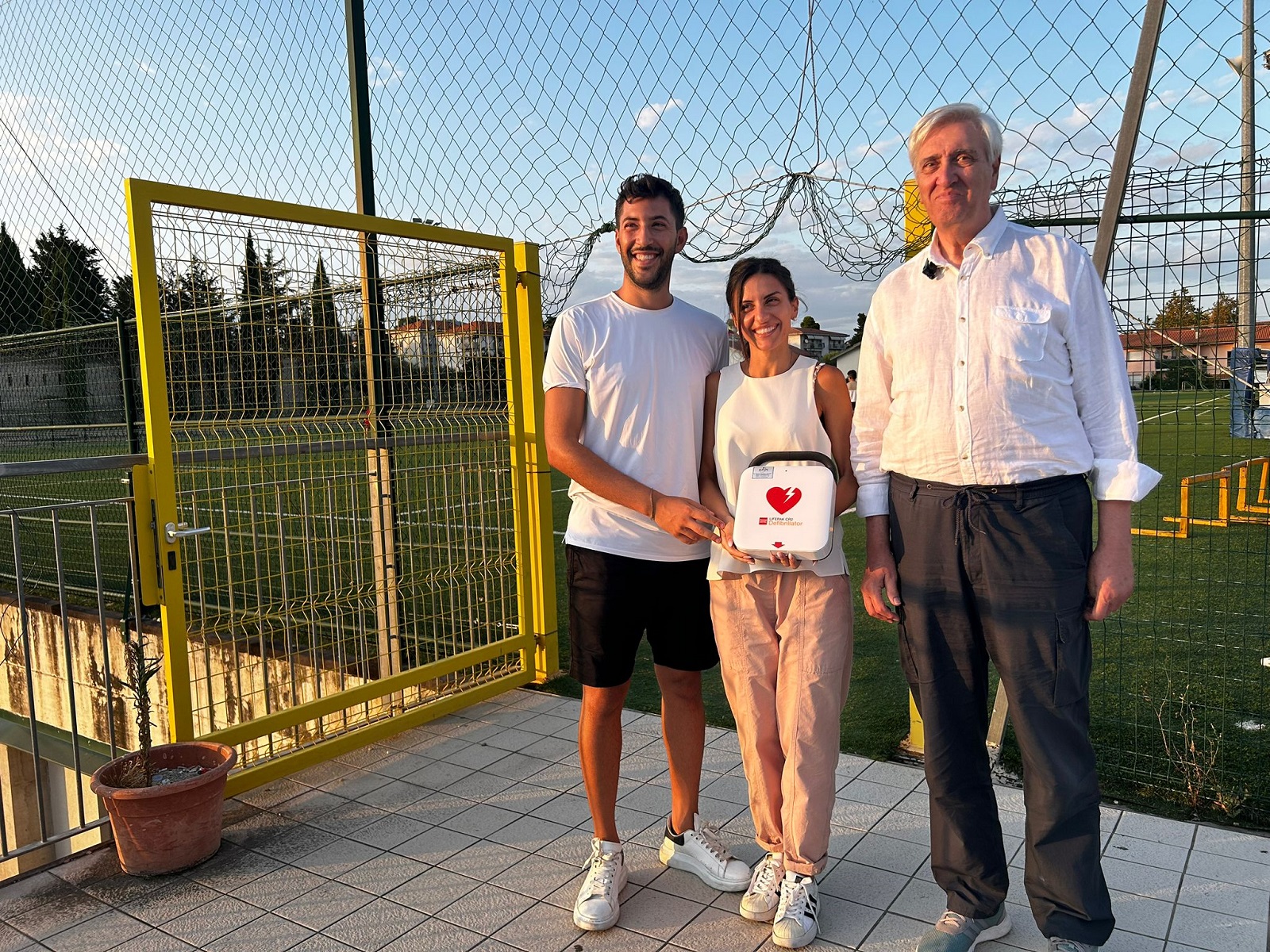 Due giovani sposi ascolani donano un defibrillatore per il campo sportivo parrocchiale di Castel di Lama