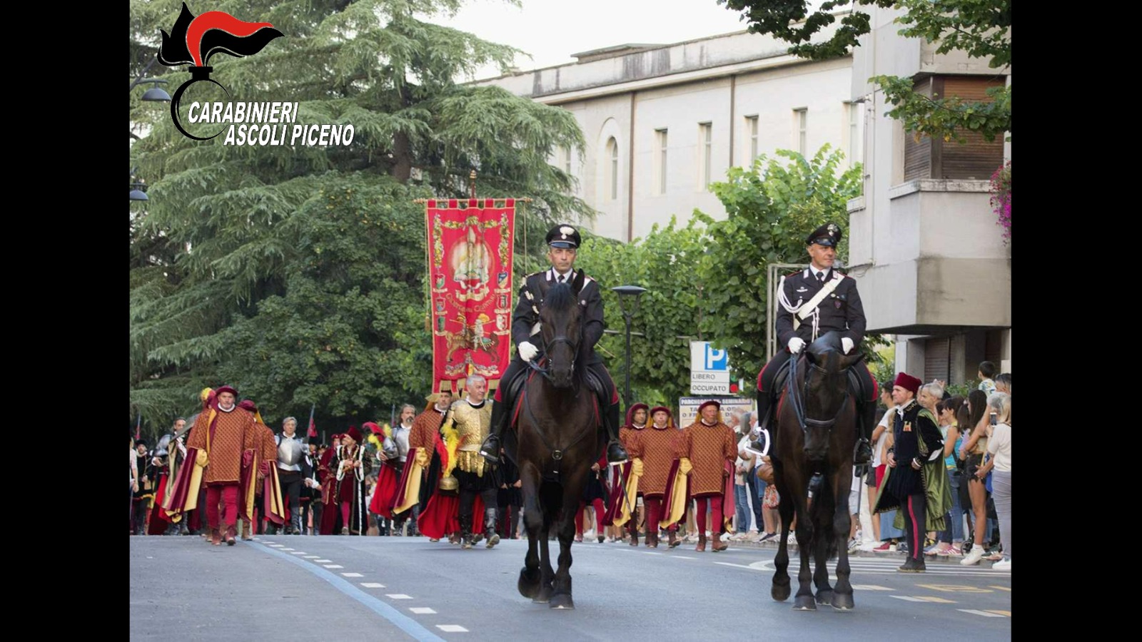 Ascoli Piceno – Quintana omaggiata dai carabinieri a cavallo