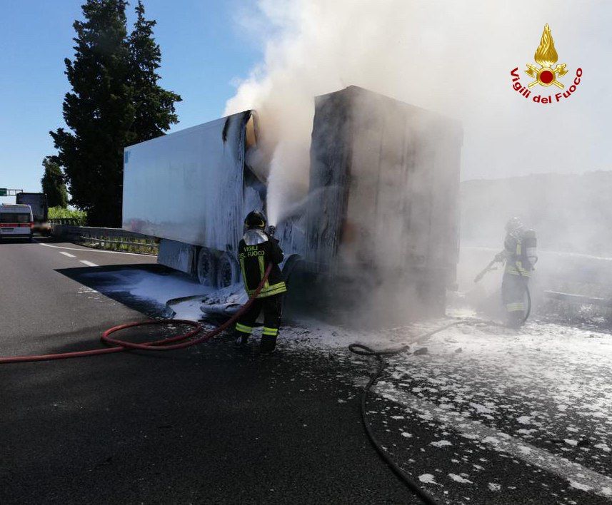 Spinetoli, tir a fuoco sull’Ascoli-Mare: uscita obbligatoria a Pagliare