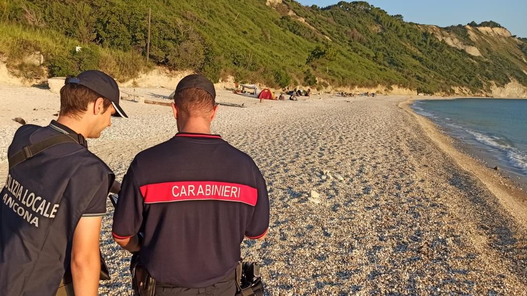 Falò, bivacchi e marijuana: raffica di multe sulla spiaggia di Mezzavalle