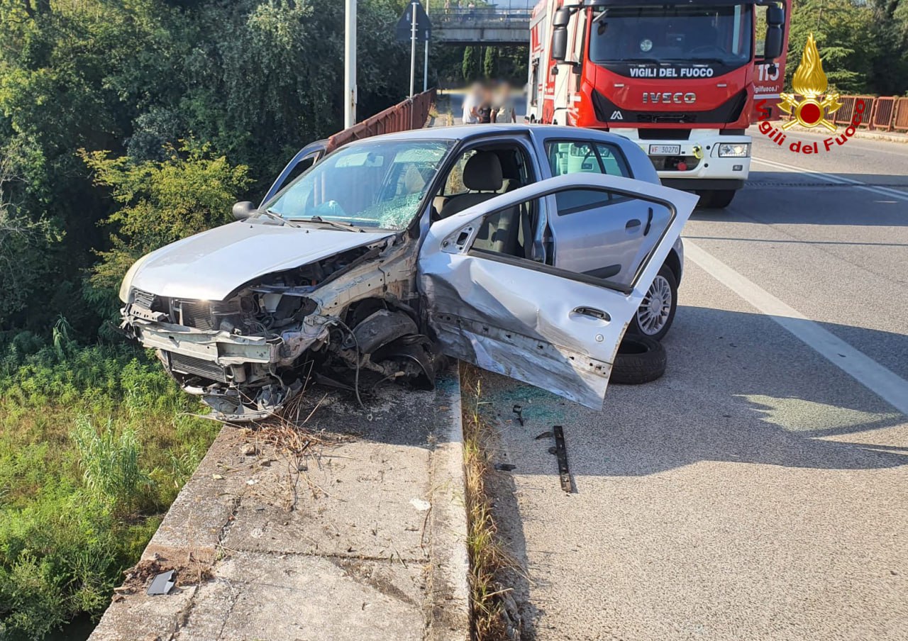 Incidente sul ponte del Tronto: danni alla balaustra e due feriti