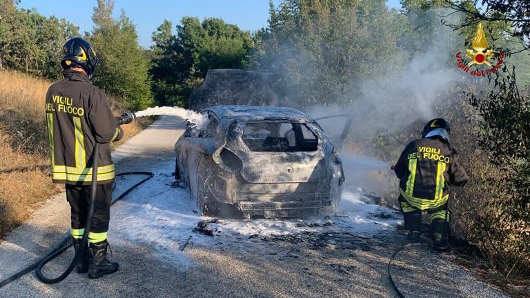 Auto prende fuoco sulla strada per Canfaito, salvi gli occupanti