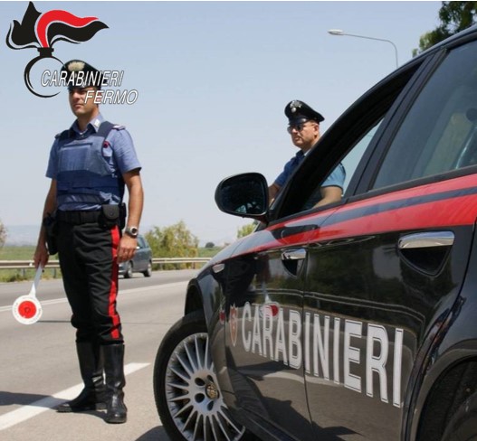 Fermati dai carabinieri per un controllo stradale li insultano: denunciati padre e figlia