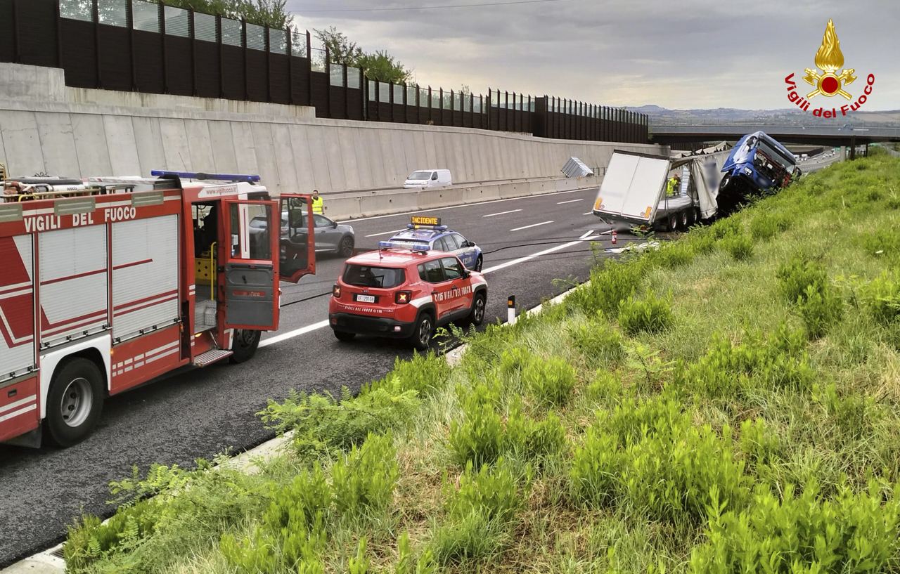 A14 – Tir esce di strada e perde il carico: traffico in tilt