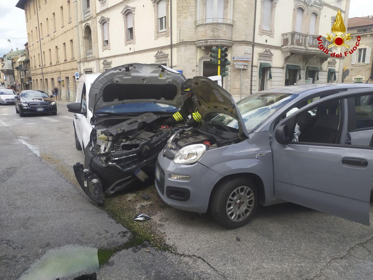 Porto San Giorgio – Schianto tra auto e autocarro: vigili del fuoco in azione