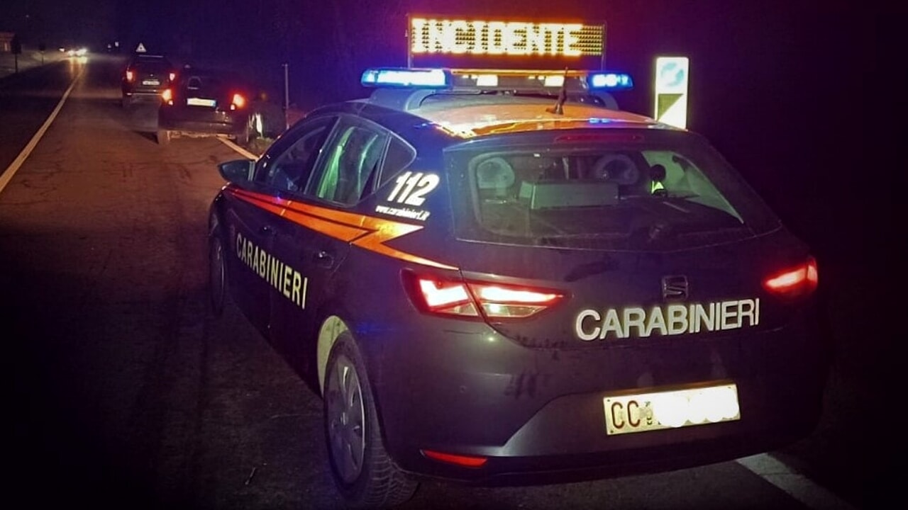 Ubriaca finisce contro auto in sosta davanti alla caserma: carabinieri le ritirano la patente