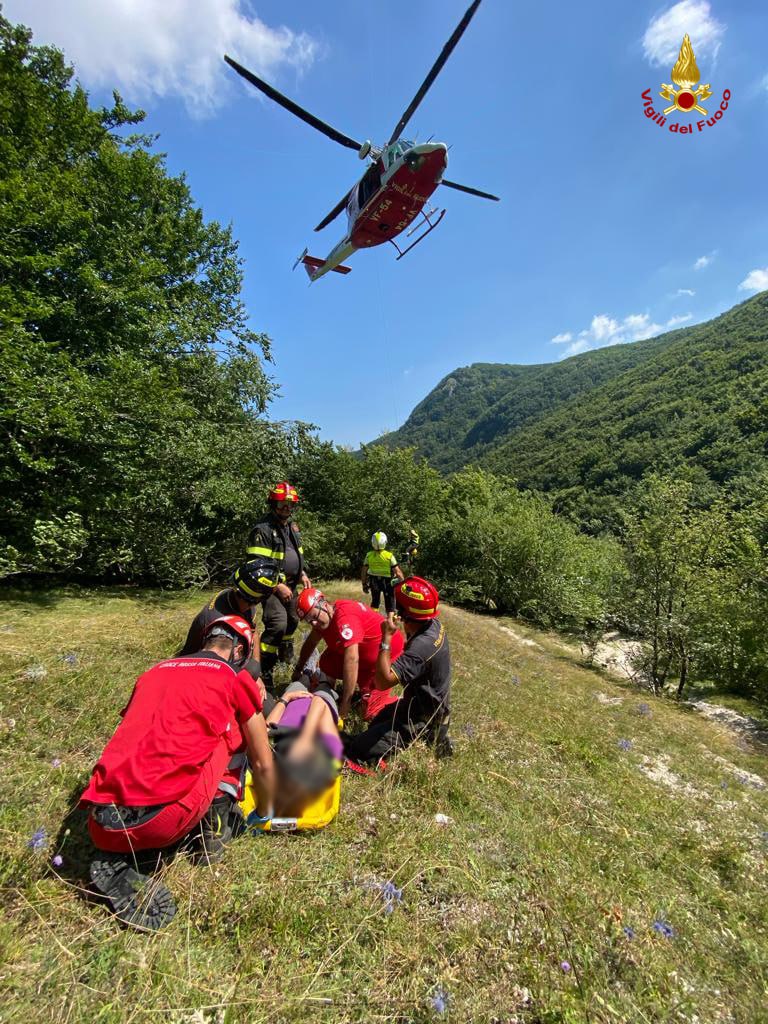 Escursionista si infortuna sul Monte San Vicino, interviene l’elicottero dei vigili del fuoco