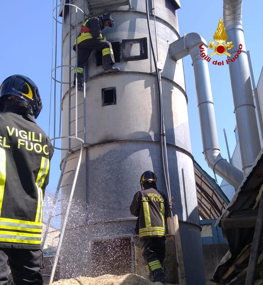Vallefoglia – In fiamme silos di segatura, paura in azienda di lavorazione del legno