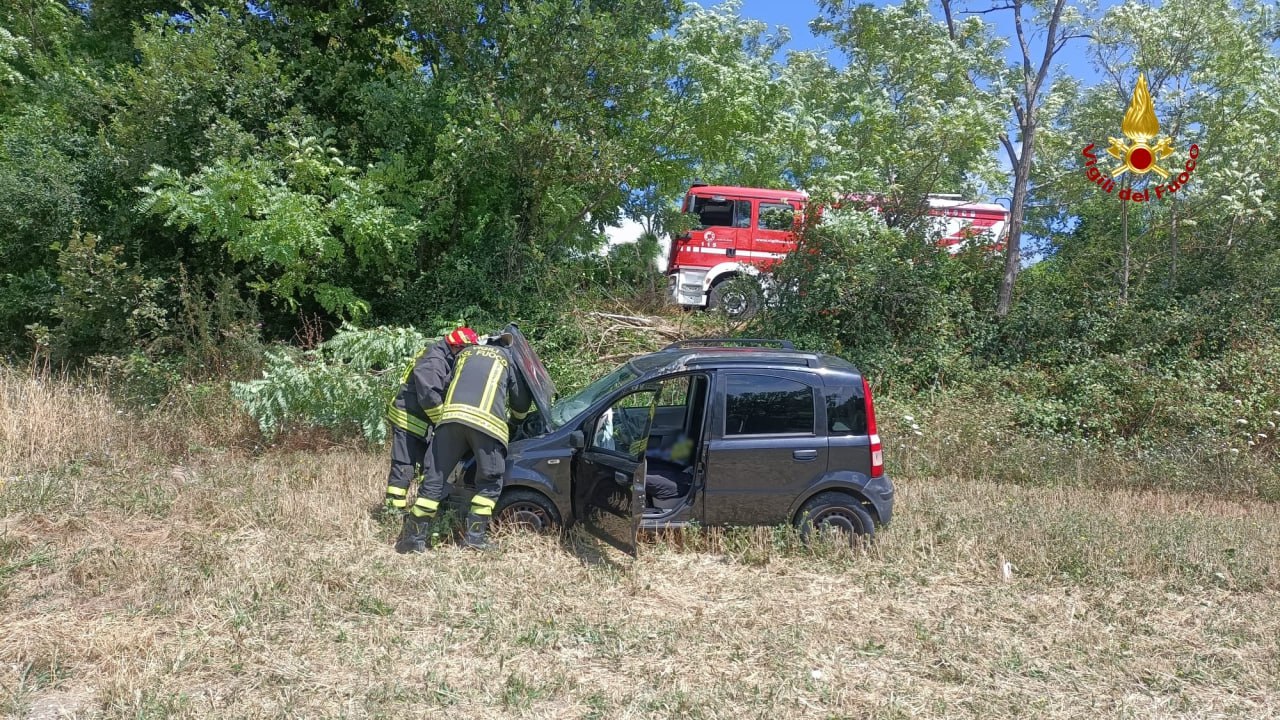 Sassoferrato – Auto esce di strada, vigili del fuoco estraggono conducente