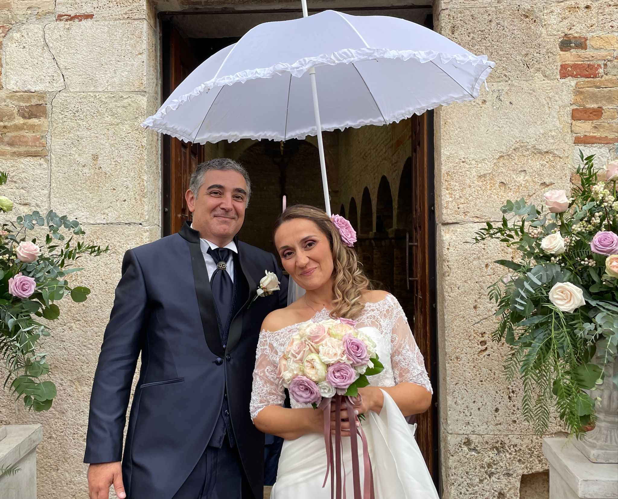 Auguri a Eleonora e Luciano, sposi bagnati e felici