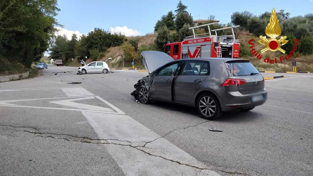 Montegiorgio – Incidente tra due vetture ed un autocarro