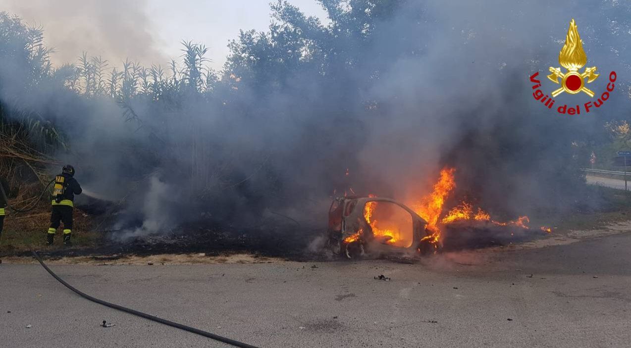 Offida – Auto in fiamme in contrada Lava