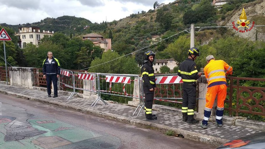 Ascoli Piceno – Incidente a Porta Cartara: auto si schianta contro il muretto in travertino