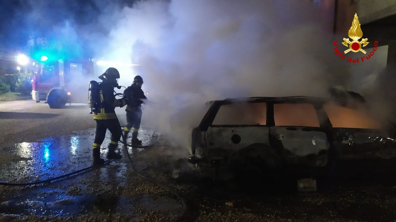 Due auto in fiamme, paura in un condominio a Lido Tre Archi