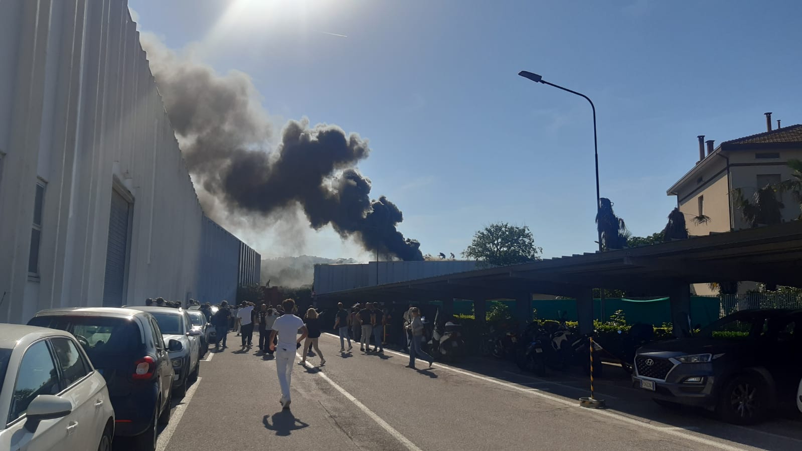Pesaro – Incendio alla Scavolini, lavoratori fuori dallo stabilimento