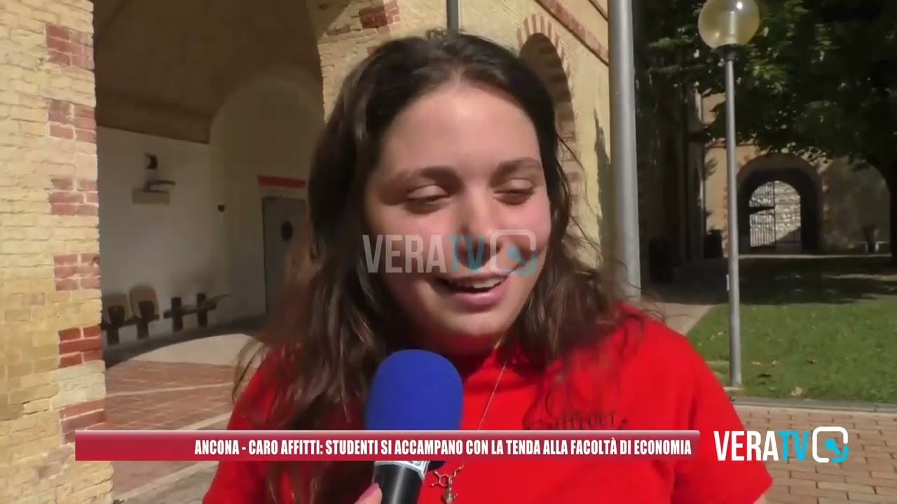 Ancona – Caro affitti: studenti si accampano con la tenda alla facoltà di Economia