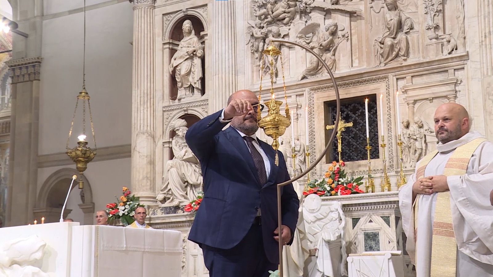 Il ministro Sangiuliano ha acceso la Lampada della Pace a Loreto