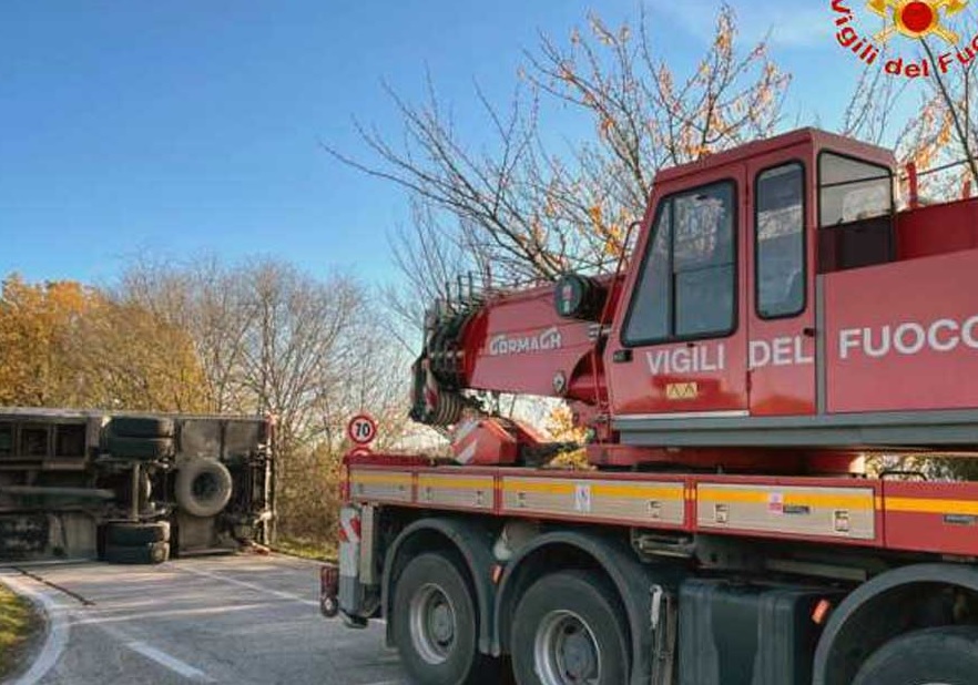 Manoppello – Spaventosa carambola in via Orientale, camion si ribalta durante i lavori