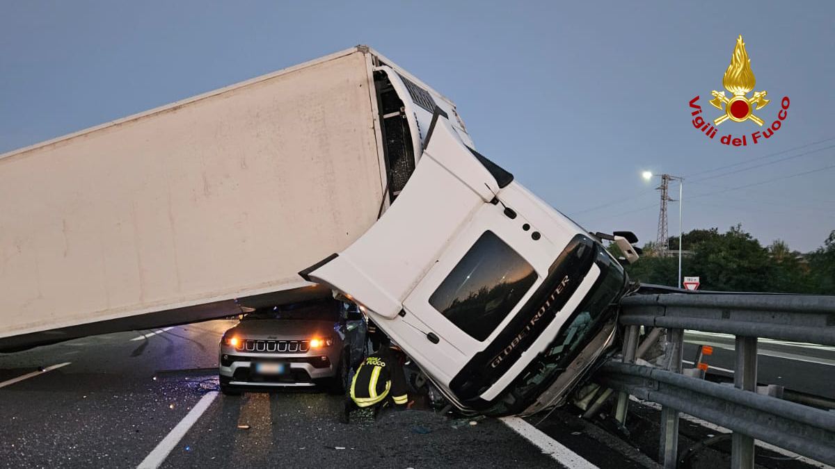 Falconara – Impatta con auto: camion si rovescia in A14