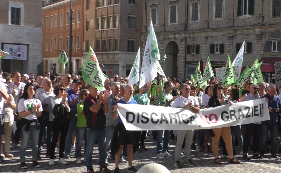 Pesaro – In 500 in piazza per dire “no alla discarica di Riceci”