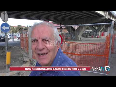Pesaro – Cavalcaferrovia, la ruspa demolisce le barriere: chiusa la strada