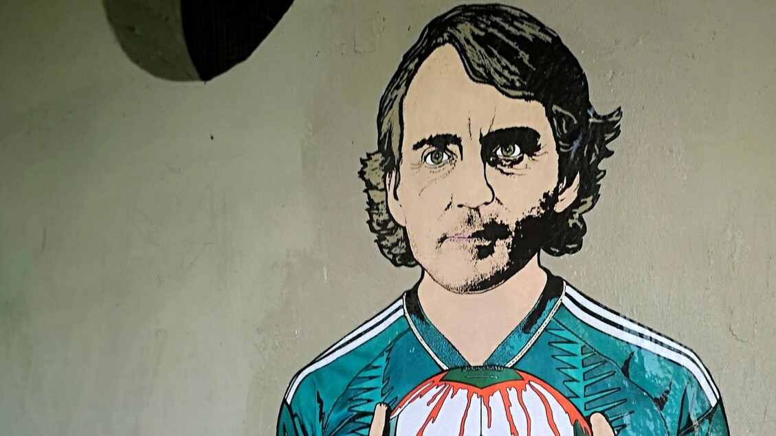 Murales di Roberto Mancini con pallone insanguinato a San Siro