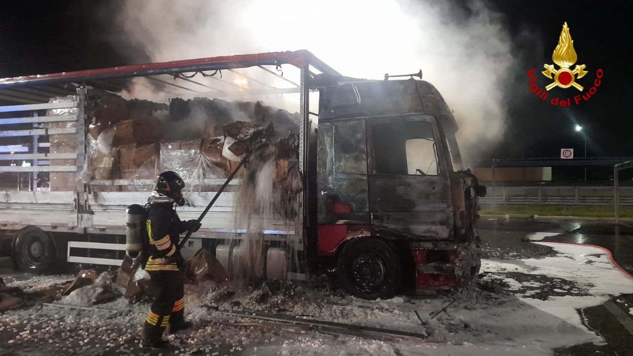Mondolfo – Incendio in A14: a fuoco autocarro