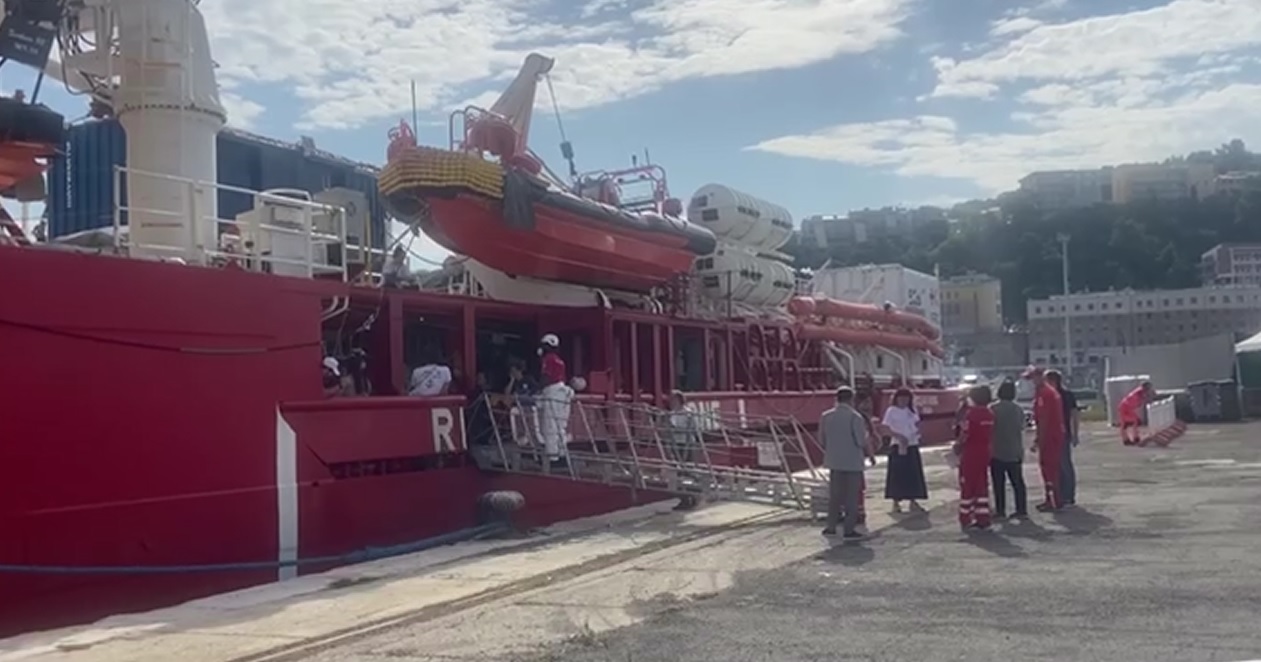 Ancona – La Ocean Viking è arrivata in porto con 68 migranti
