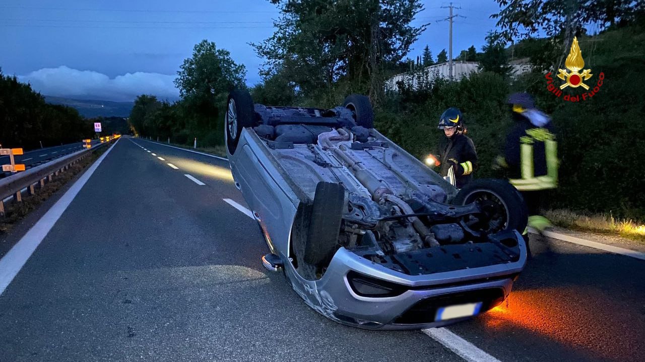 Scontro all’alba tra due auto sulla superstrada: tre feriti