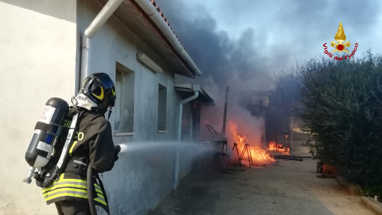Monte San Vito – A fuoco capanno agricolo: intervengono i Vigili del fuoco