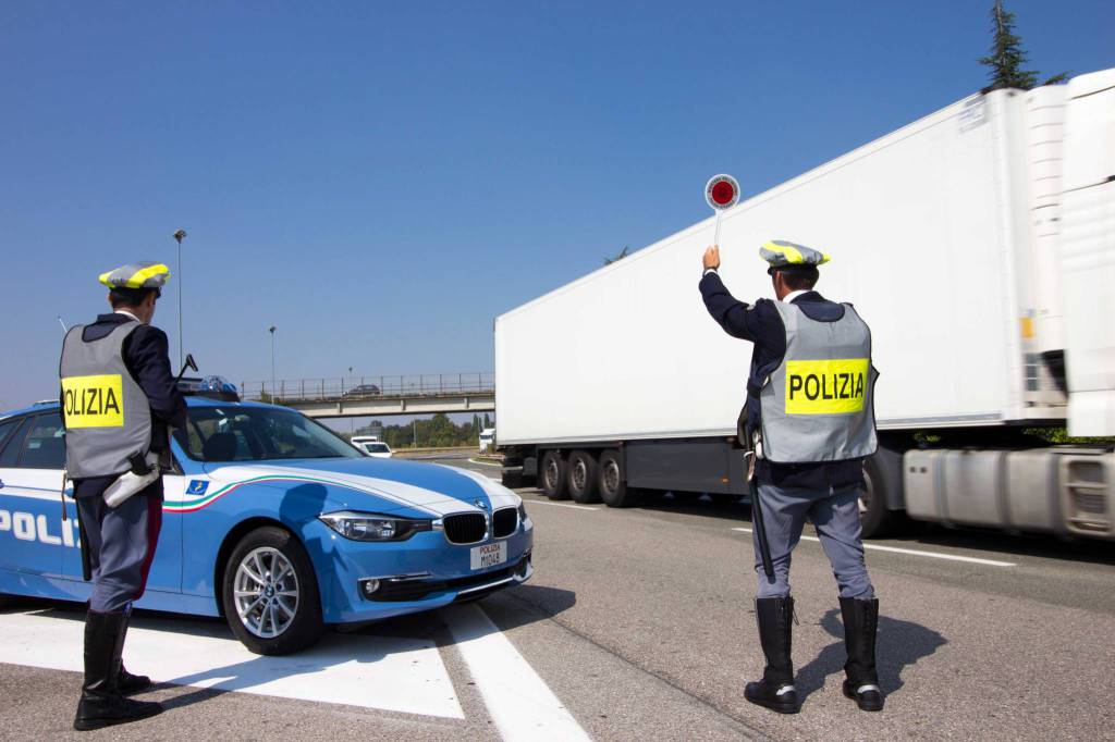 Porto Sant’Elpidio – Camion e auto si scontrano in A14, un ferito