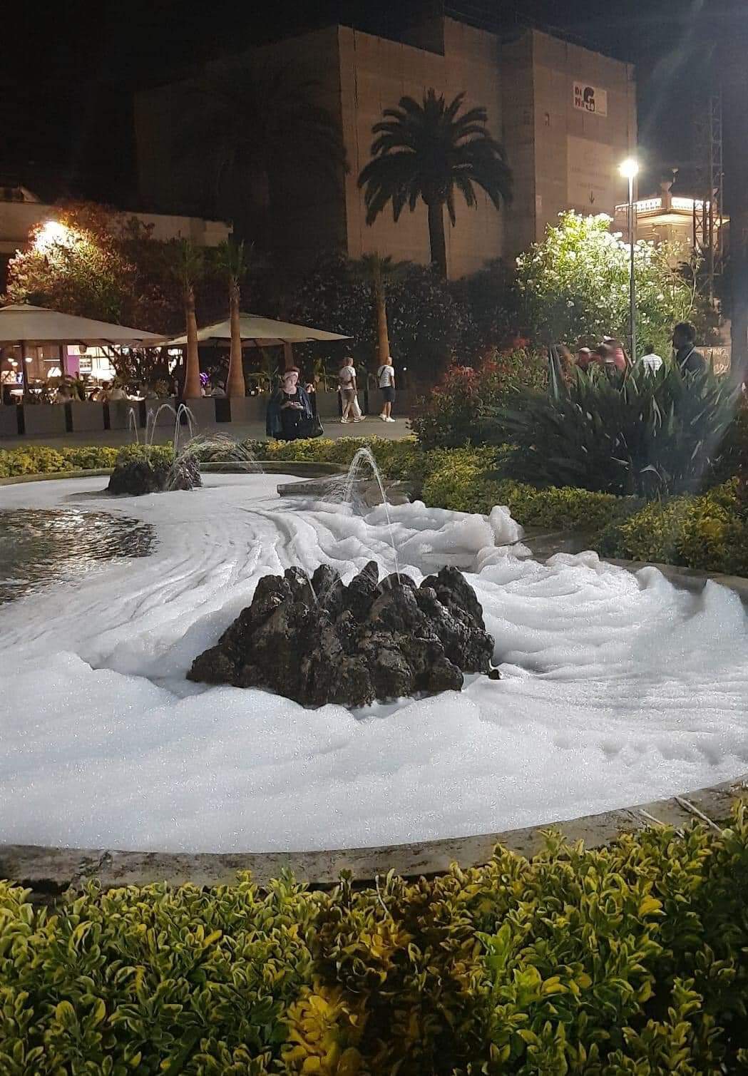 L’acqua si trasforma in schiuma nella fontana della rotonda Giorgini