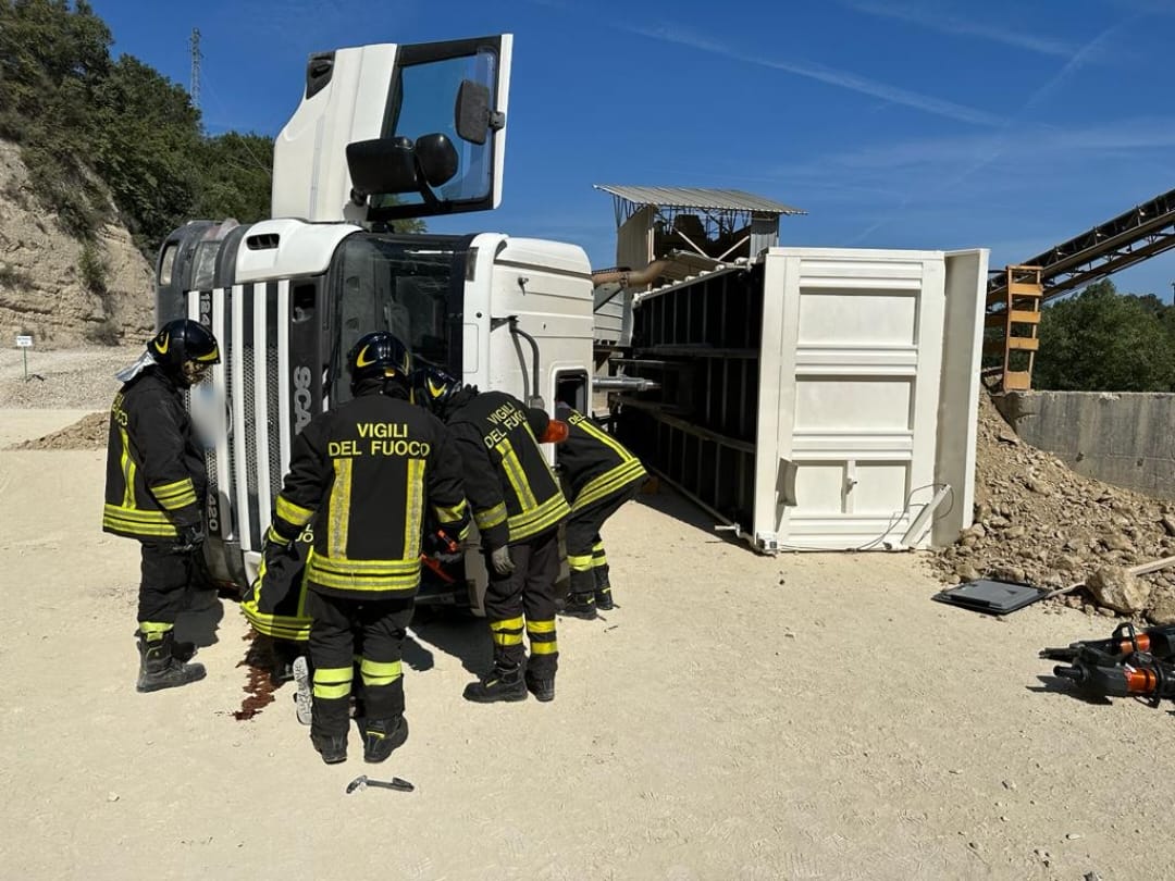 Si ribalta con il camion, 53enne resta schiacciato: soccorso dai vigili del fuoco di Teramo