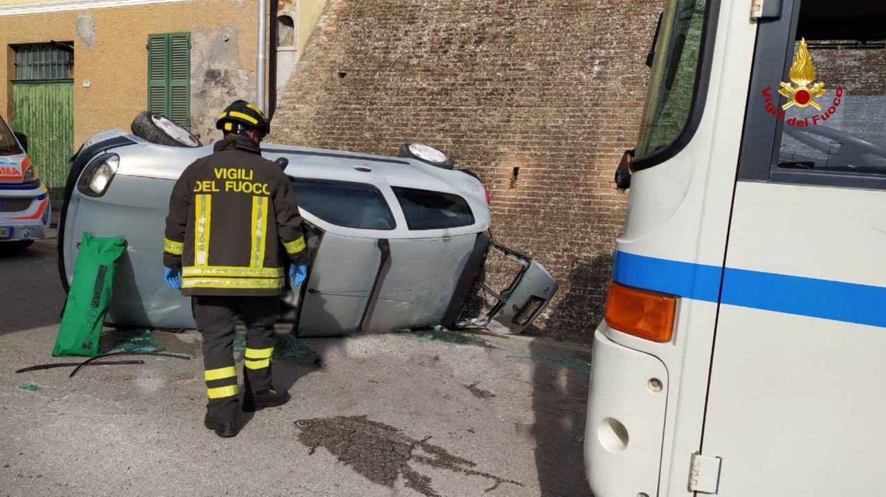 Terre Roveresche – Auto contro autobus: due feriti, atterra l’eliambulanza
