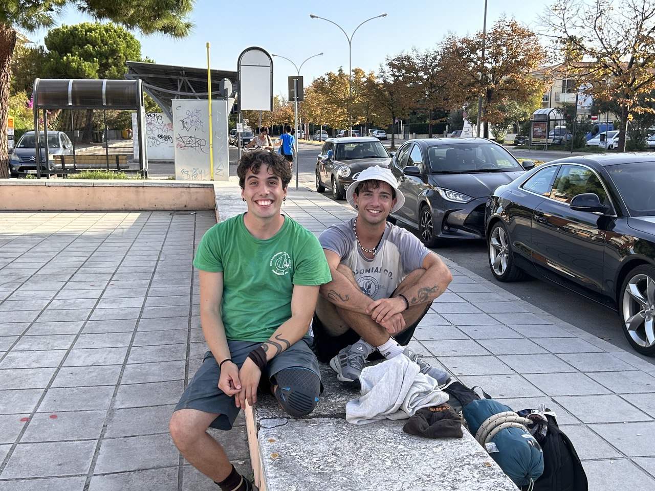 Una camminata e mille avventure: Nico e Davide fanno tappa a San Benedetto