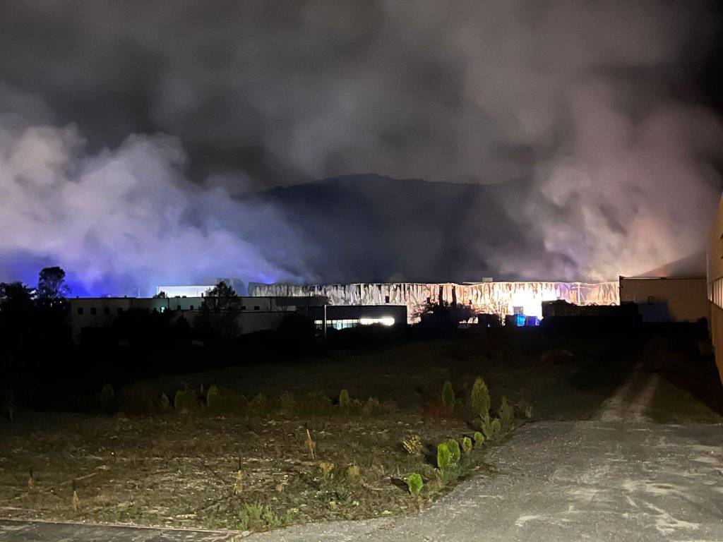 L’Aquila – Incendio al deposito dell’Asm: in fiamme 26 veicoli e rifiuti in plastica