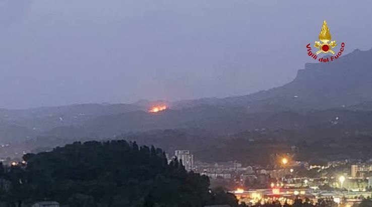 Dopo Castel Trosino, brucia il monte dell’Ascensione