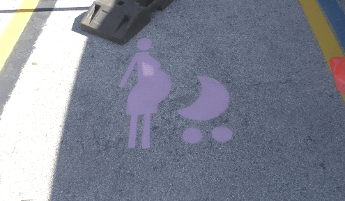 Stalli rosa a Falconara: parcheggi gratis per donne in gravidanza e neo genitori