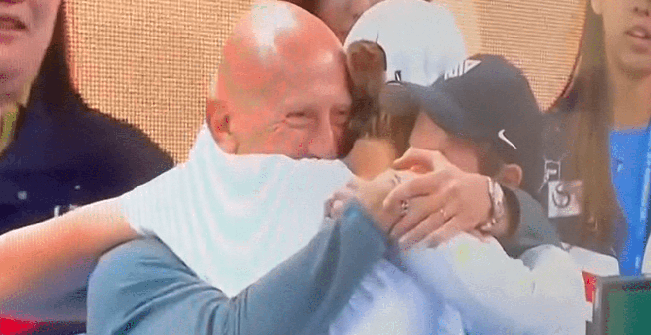 Sinner vince a Pechino: l’abbraccio con l’allenatore ascolano Vagnozzi