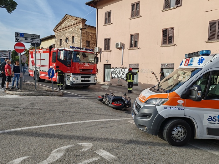 Moto contro auto ad Ascoli Piceno, 45enne elitrasportato a Torrette